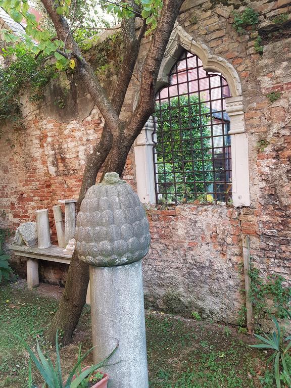 Appartamento Garden Ca' Rezzonico Venesia Bagian luar foto