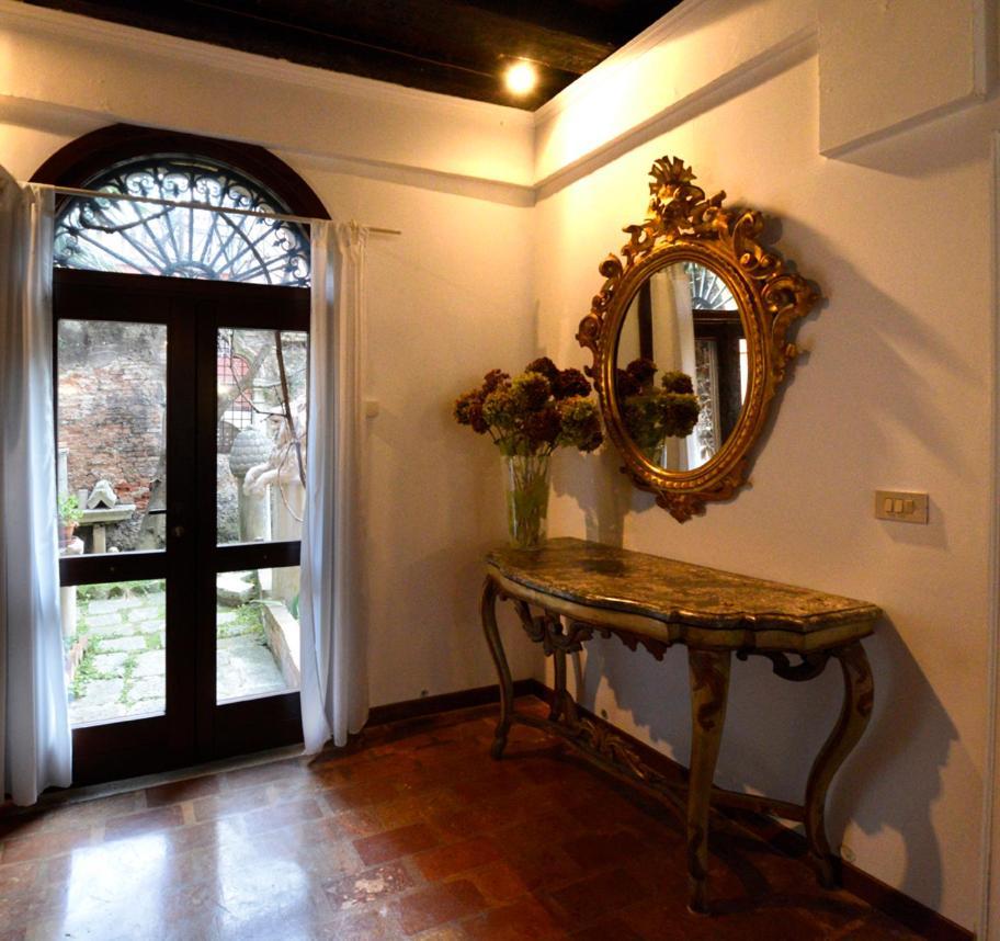 Appartamento Garden Ca' Rezzonico Venesia Bagian luar foto