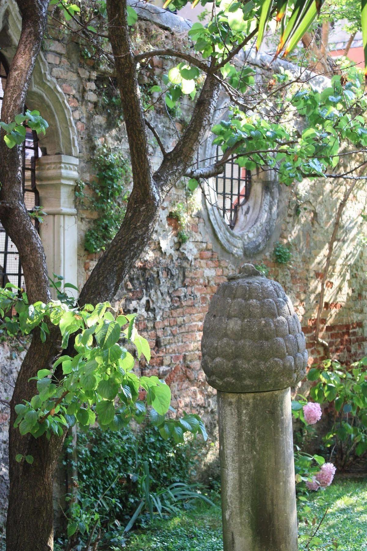 Appartamento Garden Ca' Rezzonico Venesia Bagian luar foto