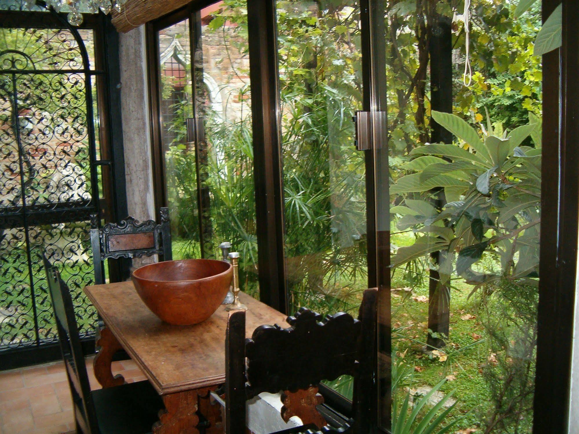 Appartamento Garden Ca' Rezzonico Venesia Bagian luar foto