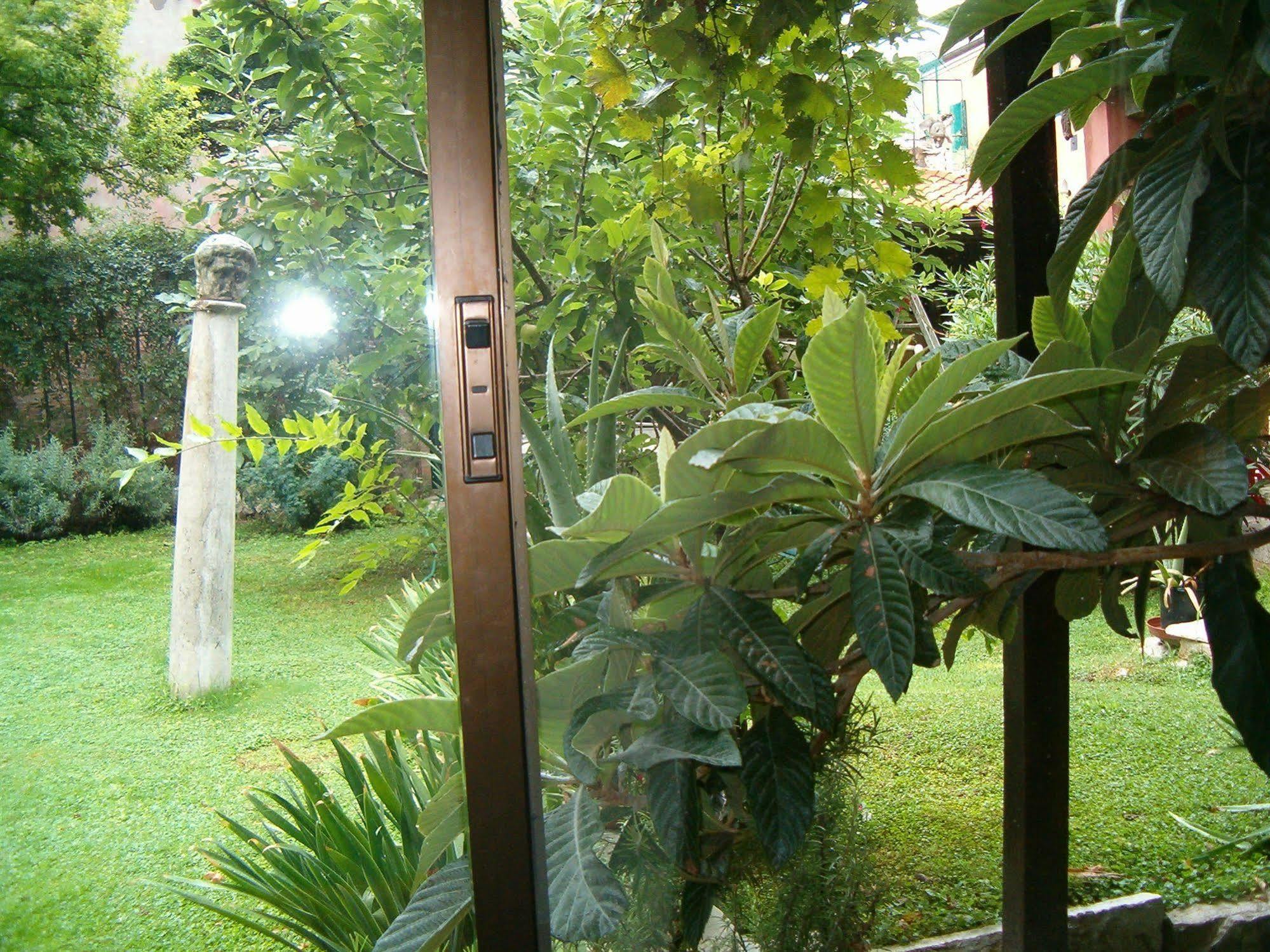 Appartamento Garden Ca' Rezzonico Venesia Bagian luar foto