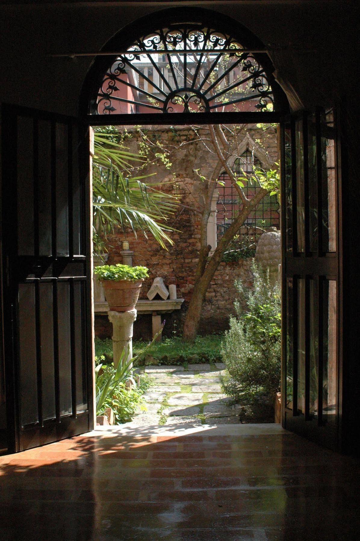 Appartamento Garden Ca' Rezzonico Venesia Bagian luar foto